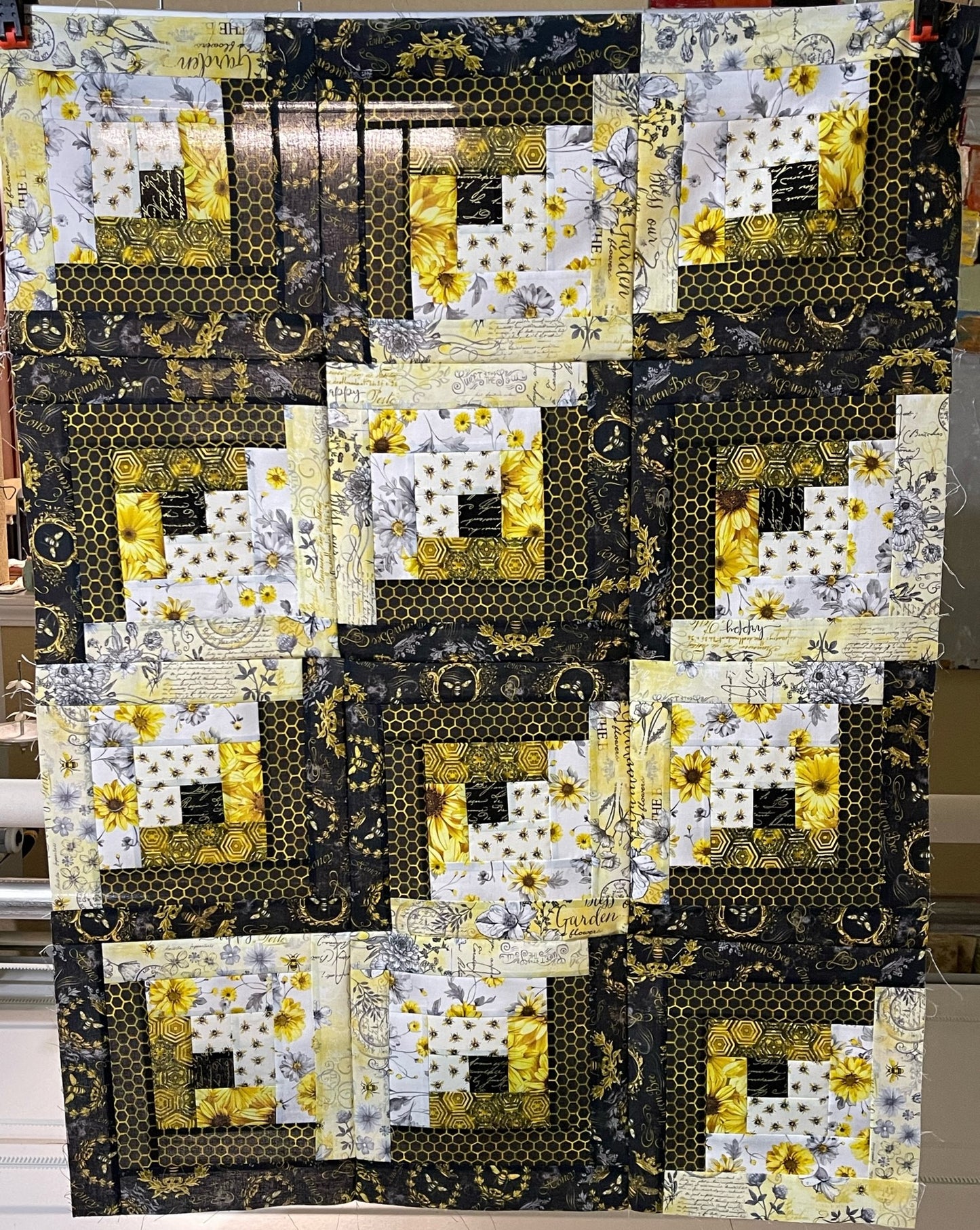 Timeless Treasures - Queen Bee Log Cabin Kit 12 blocks